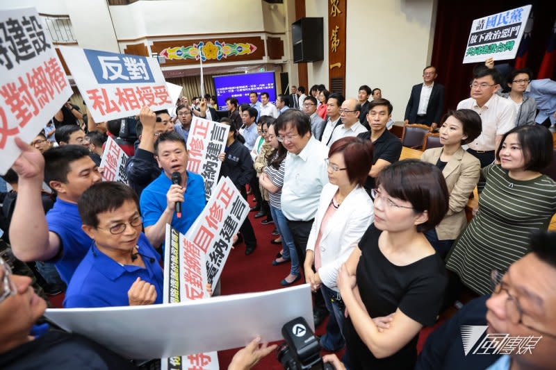 20170511-國民黨立委林為洲、賴士葆等11日杯葛前瞻基礎建設，與民進黨立委發生激烈推擠。（顏麟宇攝）