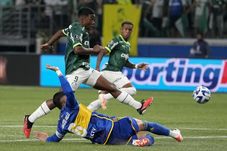 Endrick, el delantero de 17 años de Palmeiras, deja atrás a Rojo durante el desquite contra Boca por las semifinales de la Copa Libertadores