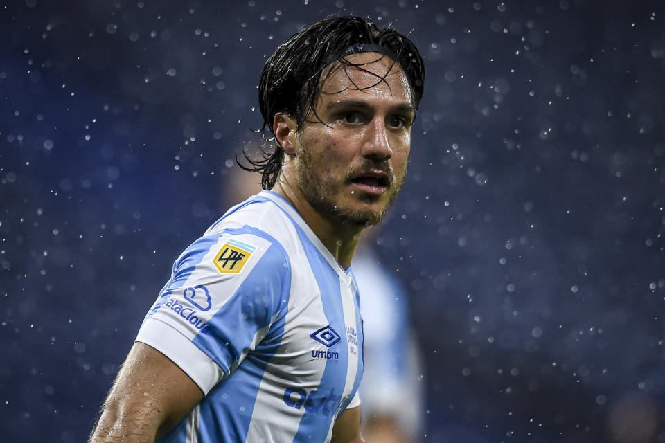 BUENOS AIRES, ARGENTINA - 8 DE AGOSTO: Kevin Mac Allister de Argentinos Juniors observa durante un partido entre Boca Juniors y Argentinos Juniors como parte del Torneo Liga Professional 2021 en el Estadio Alberto J. Armando el 8 de agosto de 2021 en Buenos Aires, Argentina.  (Foto de Marcelo Endelli/Getty Images)