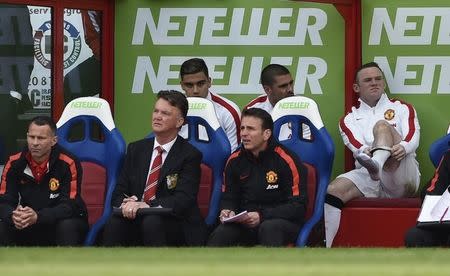 Football - Crystal Palace v Manchester United - Barclays Premier League - Selhurst Park - 9/5/15 Manchester United manager Louis Van Gaal with Wayne Rooney (R) on the bench after being substituted Action Images via Reuters / Tony O'Brien Livepic EDITORIAL USE ONLY.