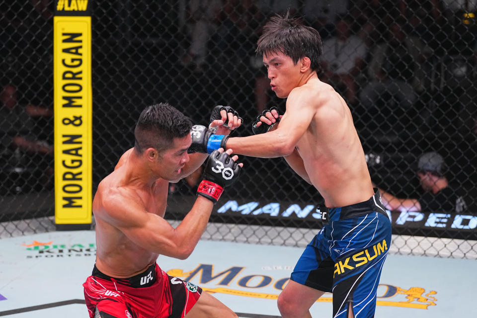 LAS VEGAS, NEVADA – 15 DE JULIO: (RL) Azat Maksum de Kazakstán golpea a Tyson Nam en su pelea de peso mosca durante UFC Fight Night en UFC APEX el 15 de julio de 2023 en Las Vegas, Nevada. (Foto de Jeff Bottari/Zuffa LLC a través de Getty Images)