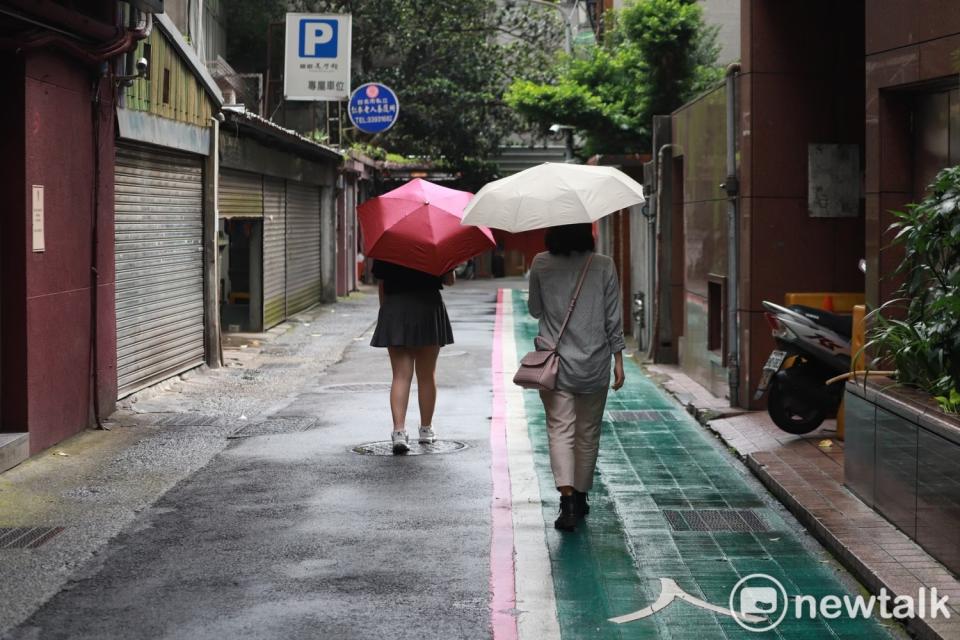 中央氣象局預報表示，受到東北季風影響，北部及東北部天氣較涼，其他地區早晚也有涼意，其中，北部及東半部要留意短暫陣雨   圖：葉宜哲/攝