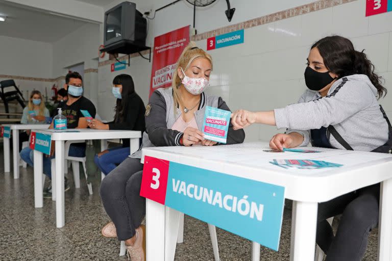 Simulacro de vacunación en la escuela provincial N°48 de La Matanza, donde se vacunarán docentes y mayores de 70 años a partir de esta semana.