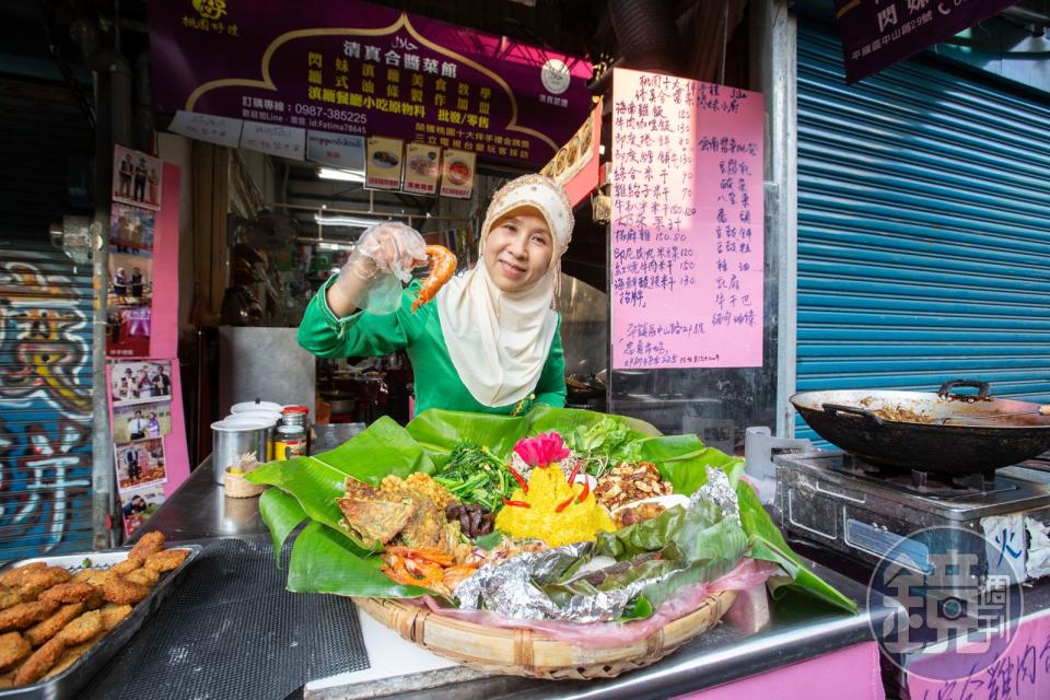 閃淑娟5年多前開店，用自製醬料料理出各地口味菜色，提前預訂就可以吃到如緬甸簸箕飯等清真美食。