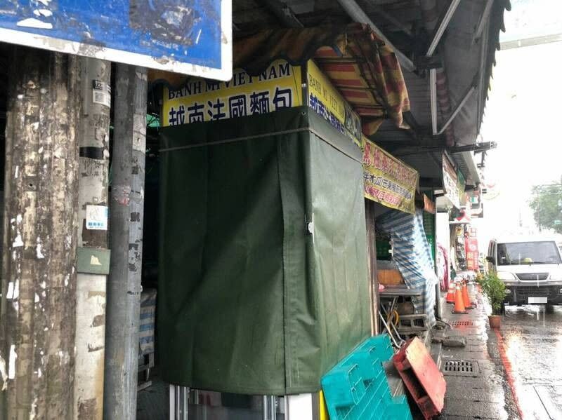 桃園中壢忠貞市場某間越南法國麵包攤販，有60名消費者上吐下瀉、疑似食物中毒。（桃園市衛生局提供）