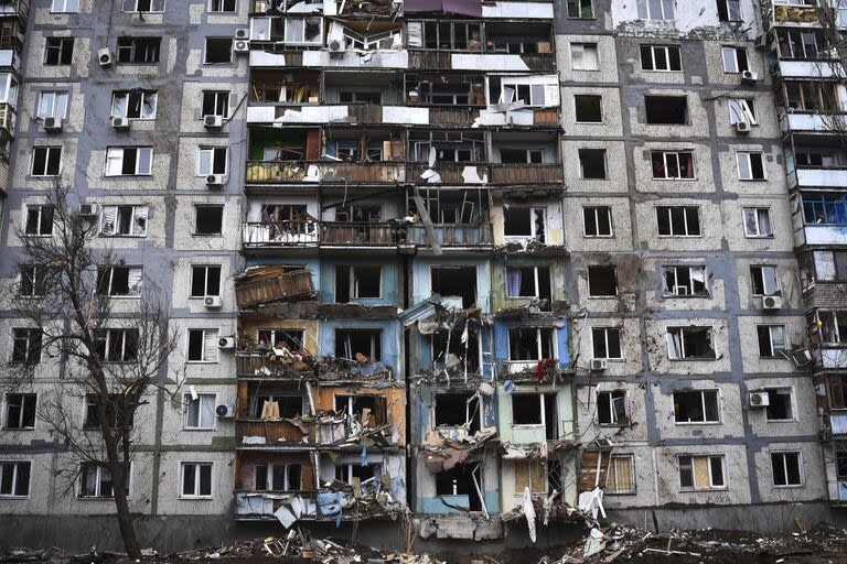 Una vista del daño después del ataque aéreo de Rusia en un edificio residencial, en Zaporiyia, Ucrania, el viernes 22 de marzo de 2024.