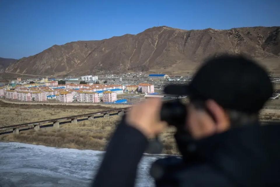 Die nordkoreanische Bevölkerung lebt in dem strengen kommunistischen Staat weitgehend isoliert vom Rest der Welt. - Copyright: Pedro PARDO / AFP via Getty Images