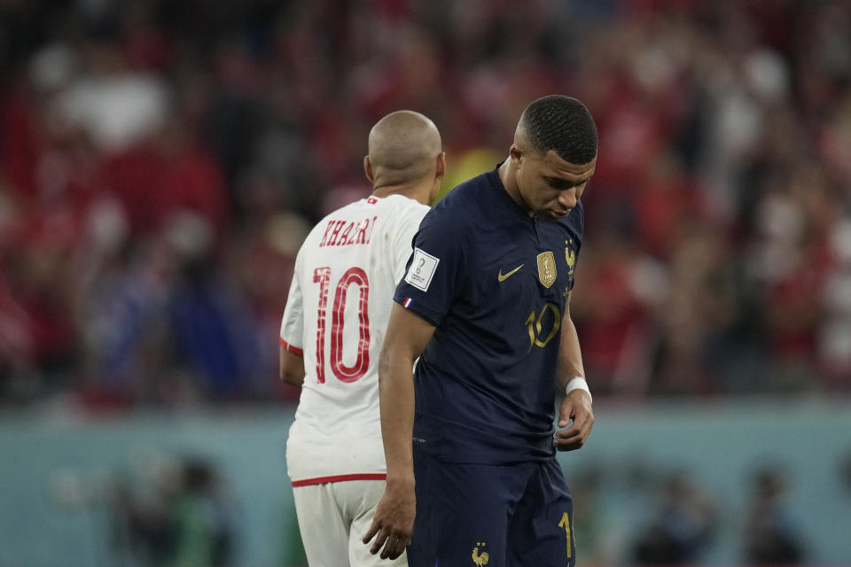 El francés Kylian Mbappe (derecha) y el tunecino Wahbi Khazri tras el partido por el Grupo D del Mundial, el miércoles 30 de noviembre de 2022, en Rayán, Qatar. Francia quedó primera en el grupo pese a que perdió 1-0. (AP Foto/Christophe Ena)