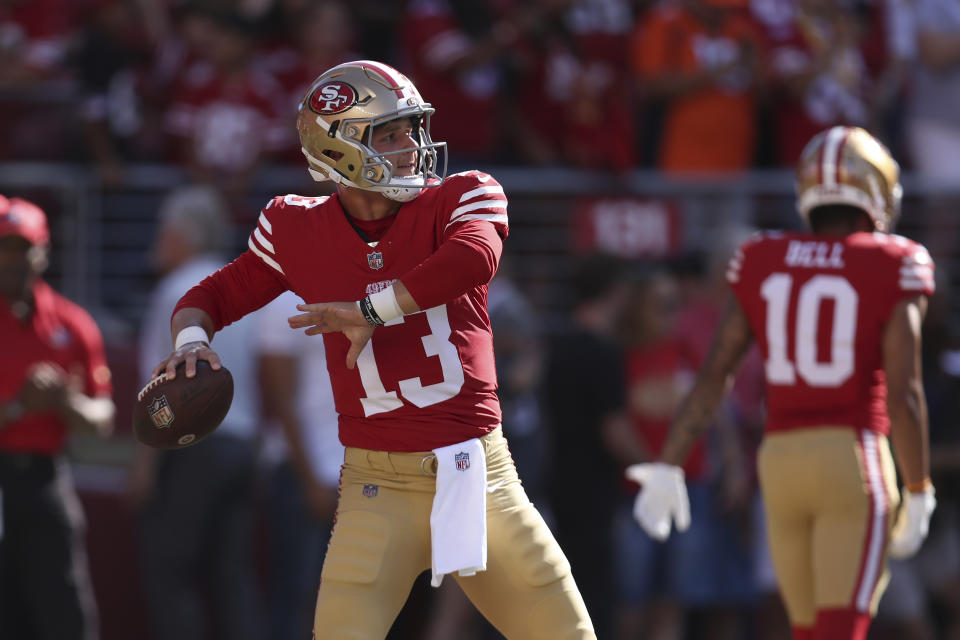 Brock Purdy regresó a la actividad con los San Francisco 49ers, pero hay dudas sobre su estado físico tras una seria lesión en el codo. (AP Photo/Jed Jacobsohn)