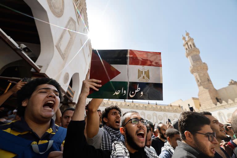 Una protesta en apoyo al pueblo palestino después de las oraciones del mediodía del viernes fuera de la Mezquita de Al-Azhar en El Cairo el 20 de octubre de 2023.