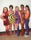 <p>Viele Gruppen-Halloween-Kostüme wurden von diesem Bild inspiriert. Die Spice Girls erschienen zu ihrem Brit-Awards-Debüt in den wahrscheinlich besten Outfits aller Zeiten.<br>Wir hätten Victoria Beckhams Mode-Zukunft anhand ihrer Phoebe Philo-artigen, ungleichen Schuhe vorhersagen sollen. Während viele Millennials viel Geld für Mel Ds ‚Papa-Turnschuhe‘ zahlen würden … [Foto: Getty] </p>