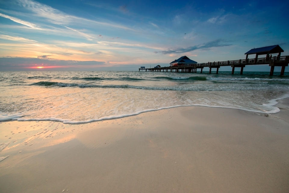 <p>Der belebte Strand von Clearwater ist nur über Brücken vom Festland zu erreichen und bietet Besuchern ein schier endloses Aktionsangebot. Besonders der weiße, feine Sand begeistert immer wieder. (Bild: Getty Images) </p>