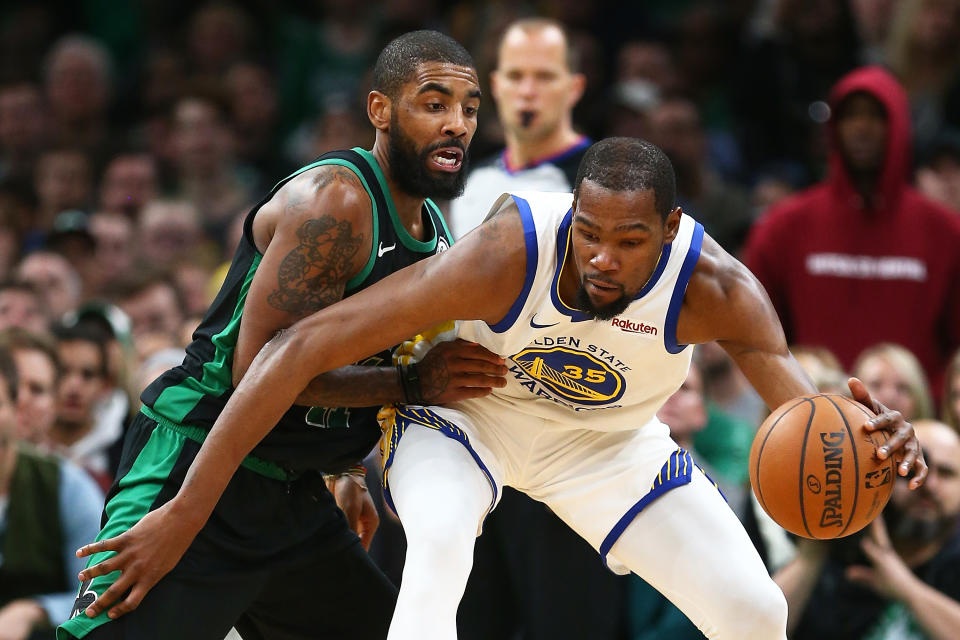 Kevin Durant(圖右) 、Kyrie Irving (Photo by Adam Glanzman/Getty Images)