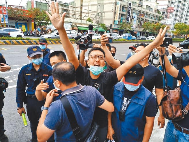 「民間反瘦肉精毒豬聯盟」發言人李建誠（中）激動表示，過去行政院長蘇貞昌說過瘦肉精要零檢出，如今卻開放進口，更企圖散播不實的資訊、護航毒豬，有本事就和民團面對面辯論。（袁庭堯攝）