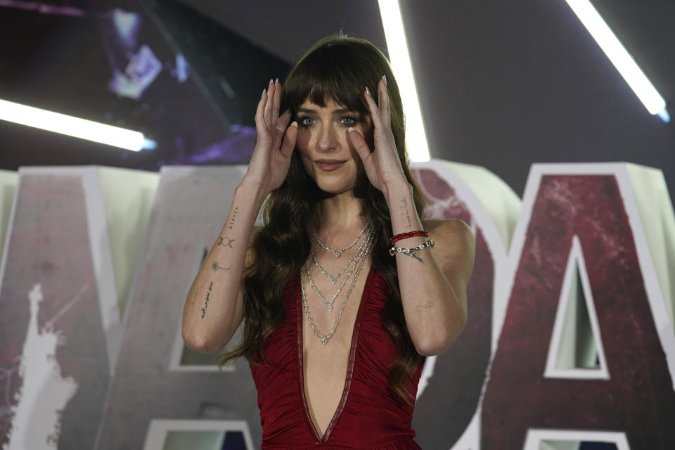 La actriz Dakota Johnson posa en la alfombra roja de la película "Madame Web", en la Ciudad de México el martes 13 de febrero de 2024. (Foto AP/Marco Ugarte)