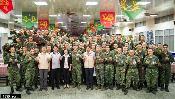 宜蘭縣長林姿妙探視慰問陸軍步兵第一五三旅入營新兵，提前祝福所有國軍官兵們中秋節快樂。（縣府提供）