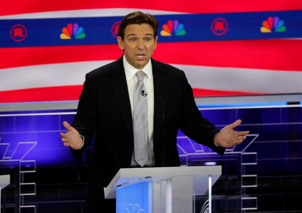 El gobernador de la Florida, Ron DeSantis, habla durante el tercer debate de las primarias presidenciales republicanas en el Adrienne Arsht Center for the Performing Arts of Miami-Dade County, el miércoles 8 de noviembre de 2023, en el downtown de Miami, Florida.