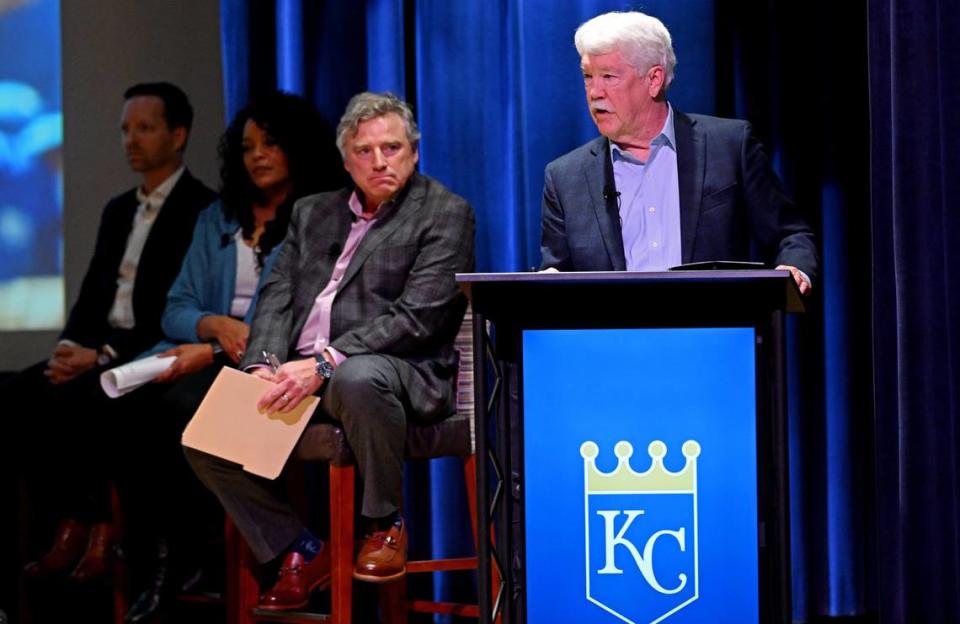 El presidente y director ejecutivo de los Kansas City Royals, John Sherman (derecha), interviene en una reunión pública sobre la propuesta de crear un estadio de beisbol en el centro de la ciudad.
