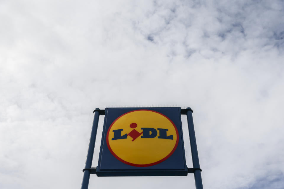 80 Prozent der Verbraucher kaufen bei Aldi oder Lidl ein. In Deutschland dominieren die beiden Unternehmen den Discountermarkt. (Bild: Getty Images)