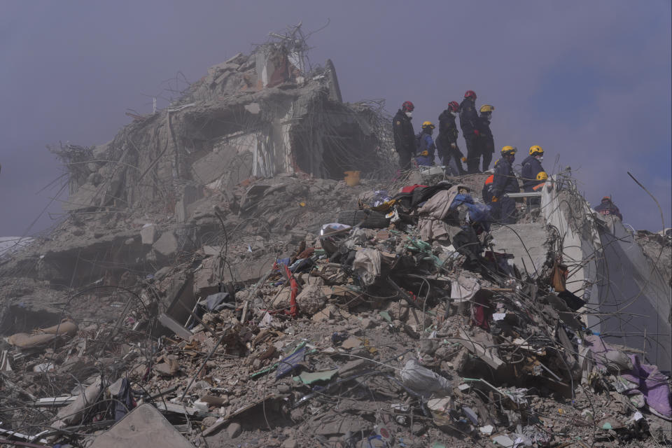 Rettungskräfte suchen in den Trümmern nach Überlebenden. (Bild: Hussein Malla/AP/dpa)