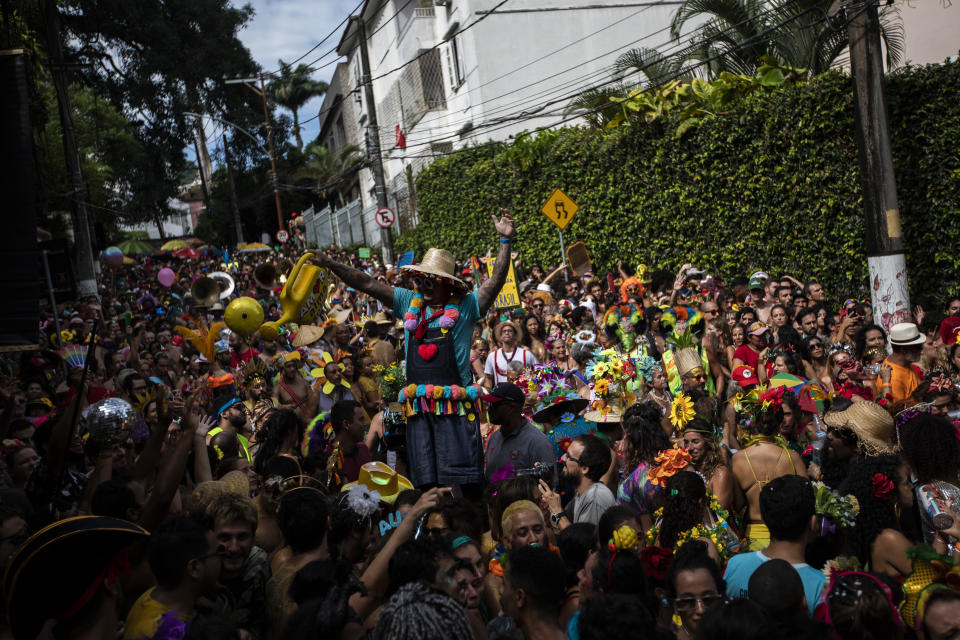 Anilson Costa camina sobre zancos en la fiesta callejera precarnaval del bloco "Ceu na Terra" en Río de Janeiro, 11 de febrero de 2023. El carnaval comienza oficialmente el 17 de febrero. (AP Foto/Bruna Prado)