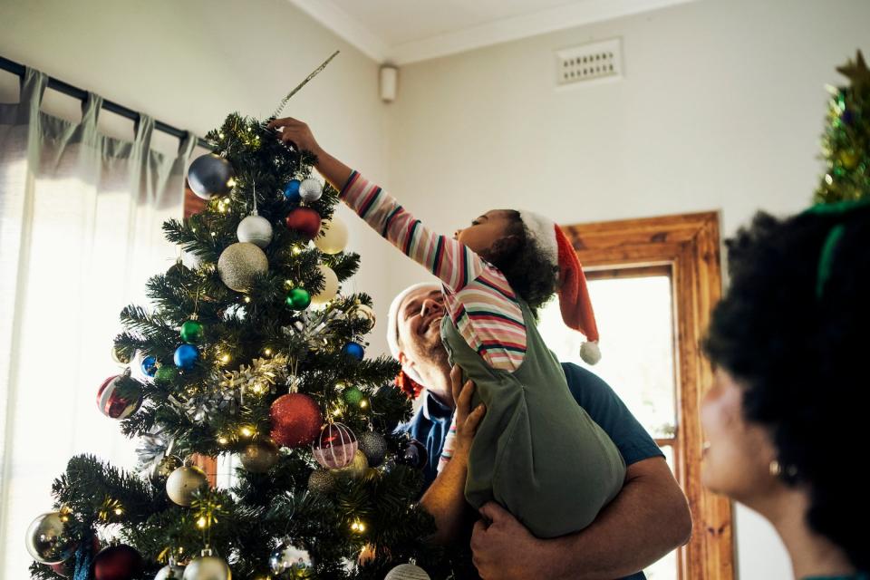 Den Weihnachtsbaum schmücken – für viele ein unverzichtbares Ritual. Doch muss es immer die Nordmanntanne sein? - Copyright: Getty Images/Pixdeluxe