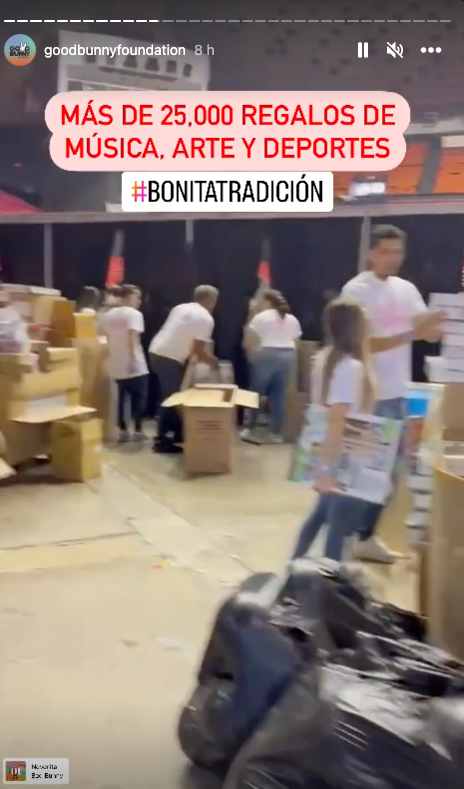 Se han distribuido más de 25,000 obsequios, incluidos equipos deportivos, herramientas, suministros de pintura y más.  (Instagram/Fundación Good Bunny)