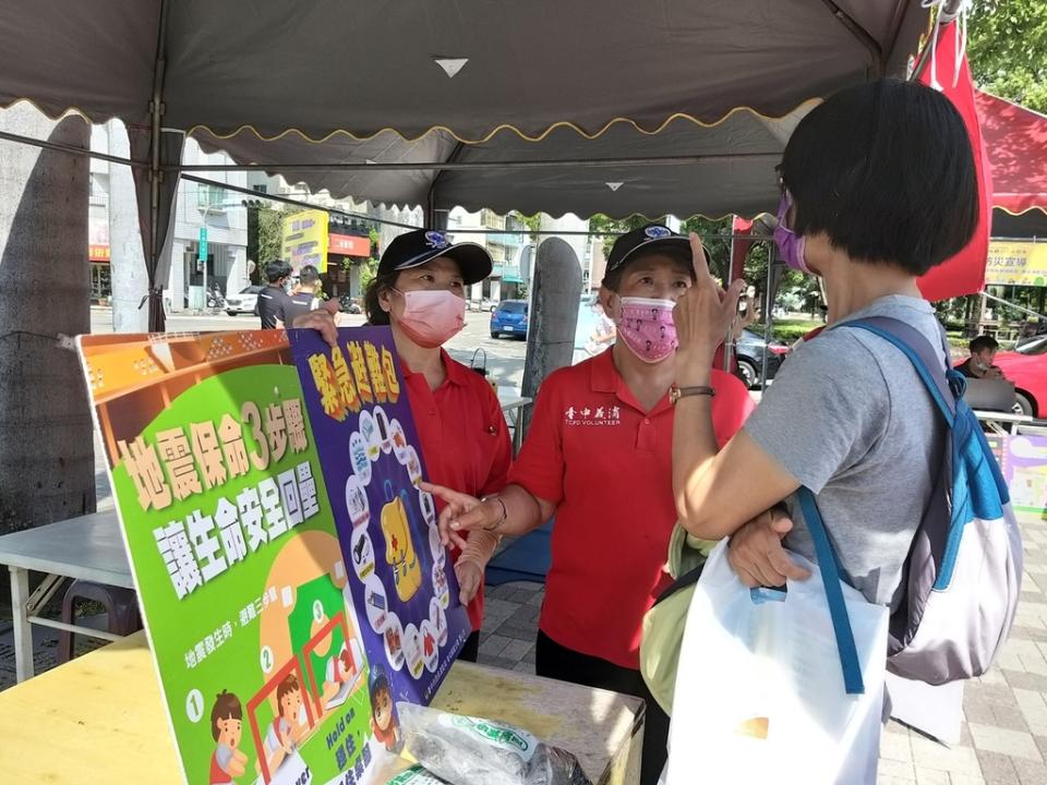 《圖說》臺中市政府消防局義工宣導地震保命。〈芥菜種會提供〉