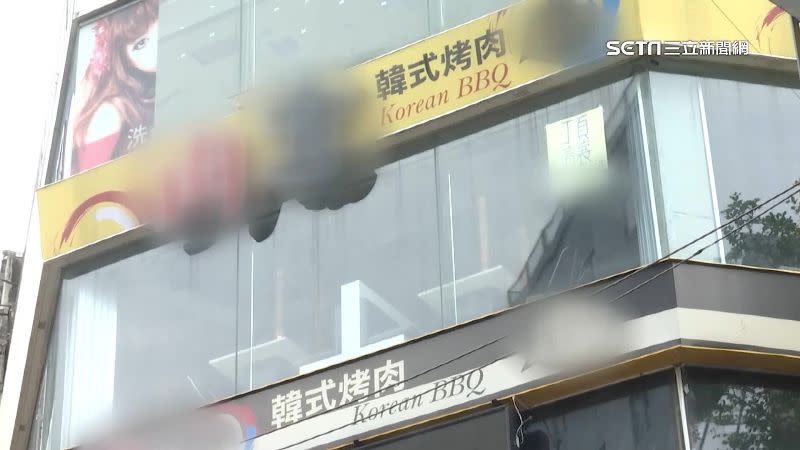 這間西門町韓式烤肉店4樓外頭貼上黃色頂讓告示。