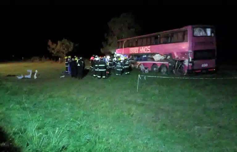 Un siniestro vial entre un colectivo y un camión sobre RN34 dejó 4 muertos, en el kilómetro 116, entre Casas y Las Bandurrias en el depto. San Martín a unos 128 kms de #Rosario. Las personas fallecidas serian oriundas de Santiago del Estero.