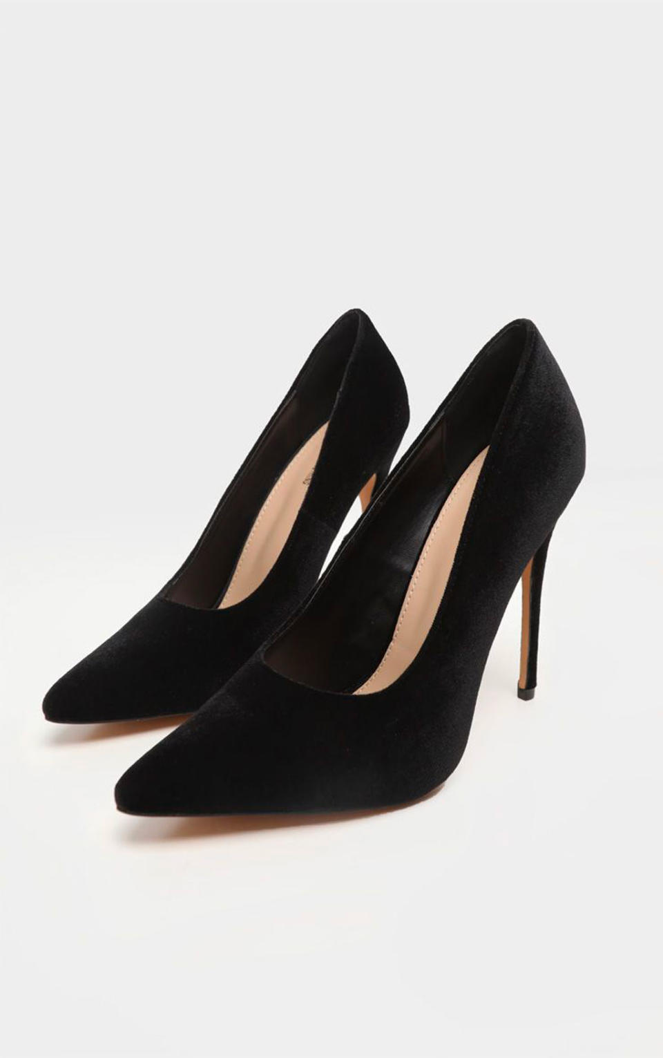 <p>Prix : 20 euros</p><br><a href="https://fr.sandro-paris.com/fr/femme/chaussures/toutes-les-chaussures/escarpins-a-decollete-en-v/SFACH00257.html?dwvar_SFACH00257_color=20#start=1" rel="nofollow noopener" target="_blank" data-ylk="slk:Acheter;elm:context_link;itc:0;sec:content-canvas" class="link ">Acheter</a>