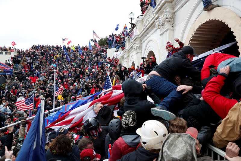 FOTO DE ARCHIVO. Partidarios de Donald Trump irrumpen en el Capitolio, durante una manifestación para impugnar la certificación de los resultados de las elecciones presidenciales de 2020 por parte del Congreso en Washington, Estados Unidos