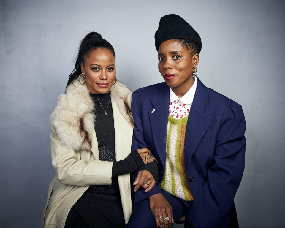 ARCHIVO - Taylour Paige, a la izquierda, y la guionista y directora Janicza Bravo posan para promover su película "Zola" durante el Festival de Cine de Sundance, el 25 de enero de 2020 en Park City, Utah. (Foto por Taylor Jewell/Invision/AP, Archivo)