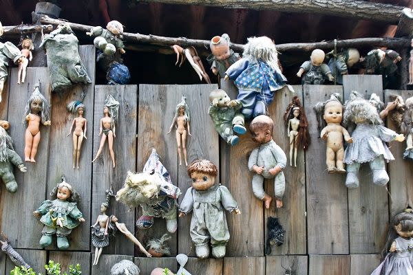 <p>Em Xochimilco, México, existe um lugar repleto destes brinquedos horripilantes. A princípio eles foram colocados como espantalhos, embora depois tenham se acumulado com a intenção de afugentar os maus espíritos, segundo a revista Chilango. –<i> Foto: flickr.com/citoyen_du_monde_inc/4551054959/</i> </p>