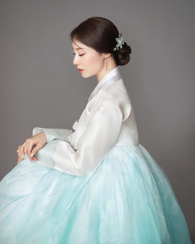 她選擇漸層湖水藍的韓服款式，展現出不同於平時溫柔婉約的一面