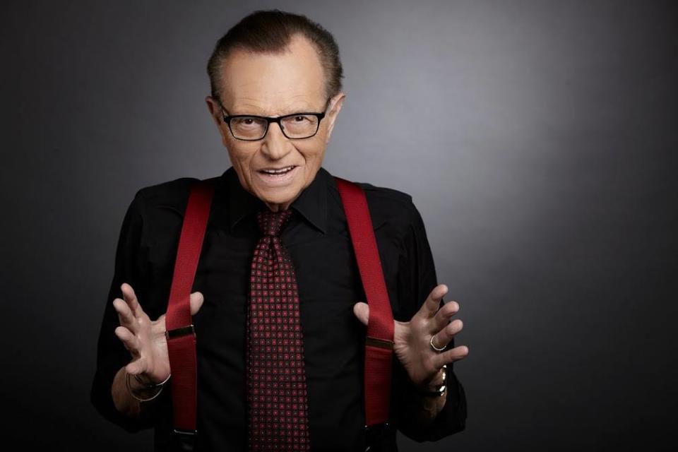 美國知名脫口秀節目主持人賴瑞金（Larry King）確診武漢肺炎，官方推特帳號今（23）日宣布病逝，享壽87歲。（資料照）   圖：翻攝自賴瑞金臉書