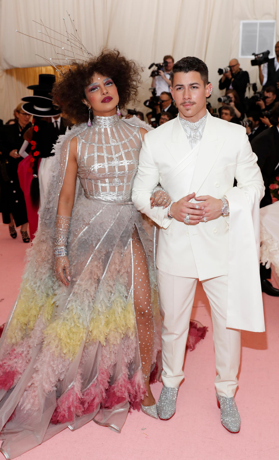 <p>El hermano de Joe, Nick Jonas también acudió a la gala acompañado de su esposa, Priyanka Chopra. Ambos presumieron de estilo con sendos diseños de Dior. (Foto: Andrew Kelly / Reuters). </p>