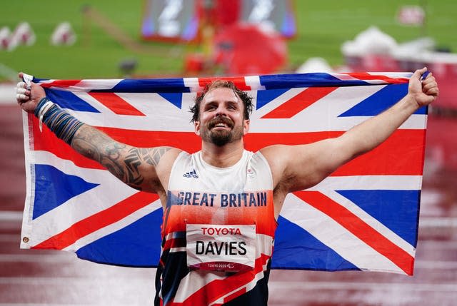 Aled Davies celebrates winning gold in the men's shot put