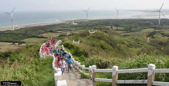 苗縣府會勘好望角與海角樂園海岸風情爭取中央青睞發展觀光廊帶。（記者江乾松攝）