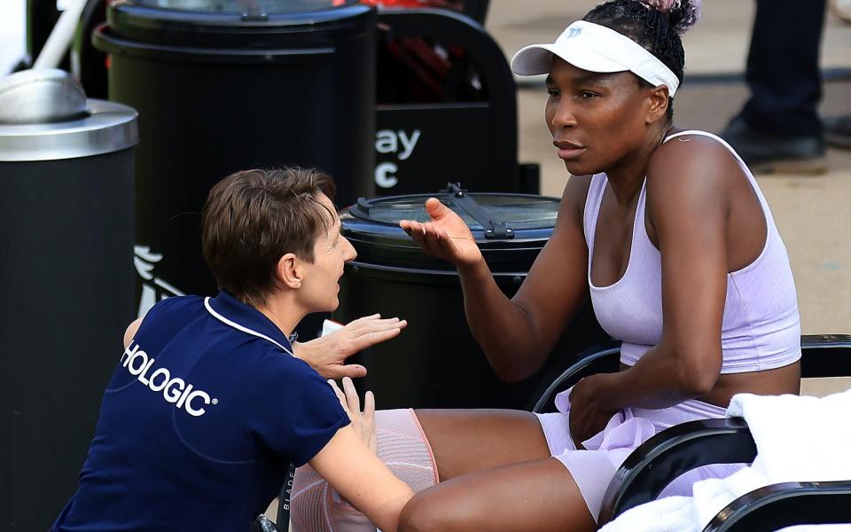 Venus Williams recibe tratamiento durante su partido con Jelena Ostapenko en el Birmingham Classic - Carlos Alcaraz busca a Andy Murray para convertirse en el maestro de las canchas de césped