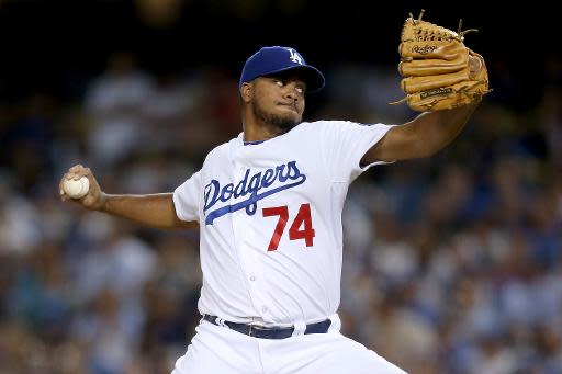 Kenley Jansen, de los Dodgers de Los Ángeles, lanza la bola durante el partido de la Liga Nacional de Bésibol, frente a los Cardenales de St. Louis, el 14 de octubre de 2013 (GETTY IMAGES NORTH AMERICA/AFP | Jeff Gross)