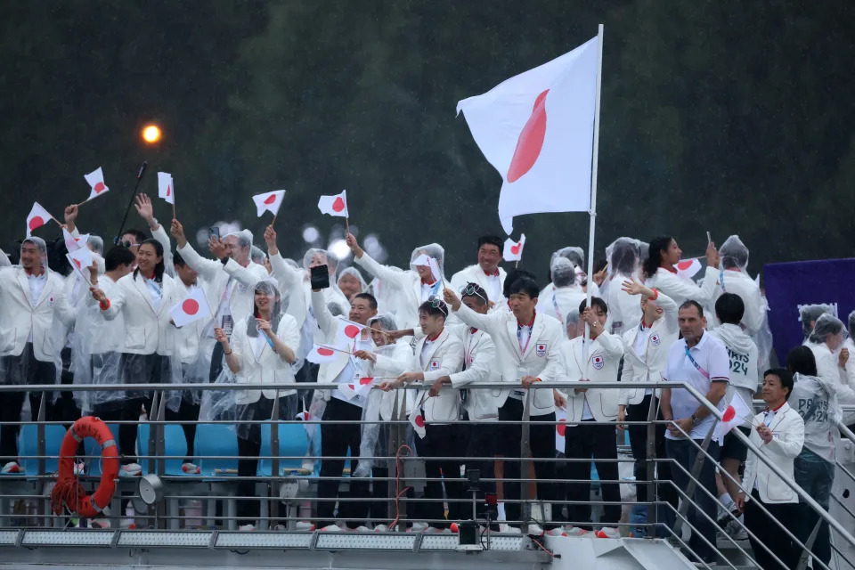 2024巴黎奧運選手們於塞納河上乘船進場，日本隊旗手江村美咲 (Misaki Emura) 和成吉克斯 (Shigekix) 在船上揮舞著旗幟。（照片來源：Getty Images）