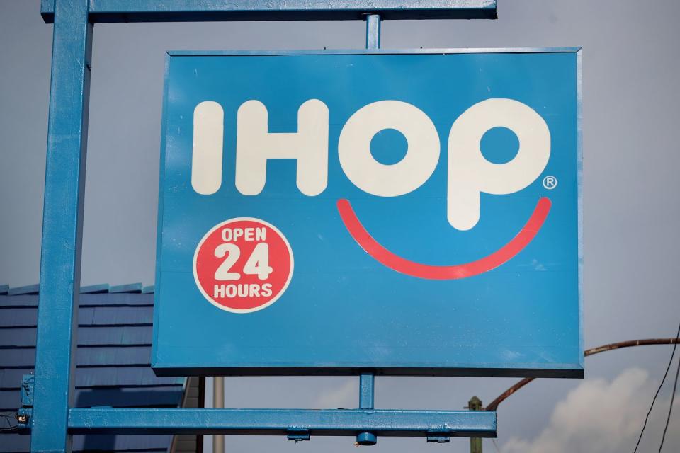 restaurant chains applebee's and ihop to close over 100 stores