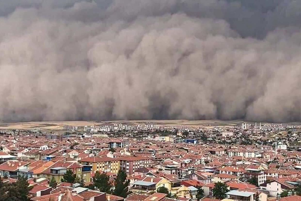 The freak sandstorm sweeping over Polatli: DHA/AFP via Getty Images