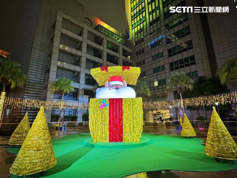 市民廣場有超可愛巨型禮物盒造景「巧克鼠歡樂頌」及童趣歡樂的「桑塔熊FUN樂園」。（圖／記者劉沛妘攝影）