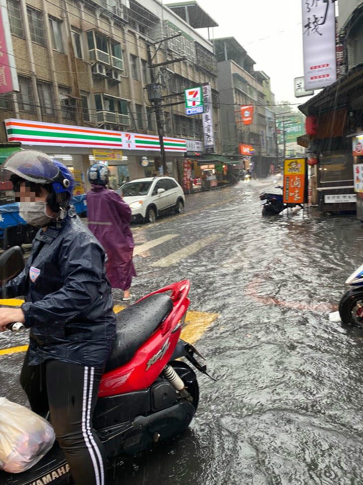 五股凌雲路汪洋一片。（圖／網友授權提供）