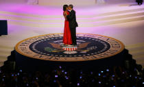 <p>First lady Michelle Obama, wearing a Jason Wu dress, kisses U.S. President Barack Obama as they dance at the Commander in Chief’s ball in Washington, January 21, 2013. (Brian Snyder/Reuters) </p>