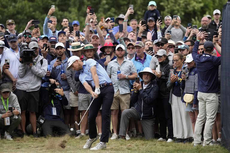 Will Zalatoris pega rodeado por el interés de los espectadores en Boston; el estadounidense ostenta la vanguardia en el Abierto de Estados Unidos de golf, compartida con el inglés Matt Fitzpatrick.