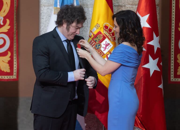 La presidenta de la Comunidad de Madrid, Isabel Díaz Ayuso, condecora al presidente de la República Argentina, Javier Milei, en la Real Casa de Correos, a 21 de junio de 2024, en Madrid (España)