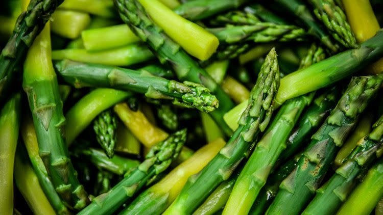 <p>Foods like <a href="https://www.simplemost.com/6-common-myths-about-bloating-debunked/" rel="nofollow noopener" target="_blank" data-ylk="slk:asparagus;elm:context_link;itc:0;sec:content-canvas" class="link rapid-noclick-resp">asparagus</a> and lemons are known as natural diuretics. And while these kinds of foods may not hurt when it comes to holding onto excess water, eating large amounts of them will not help get rid of belly bloat or weight.</p><span class="copyright"> Getty Images | Miles Willis </span>